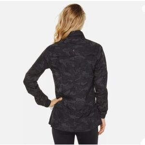 Shape Activewear Women’s Black Camouflage Reflective Windbreaker Size Medium
